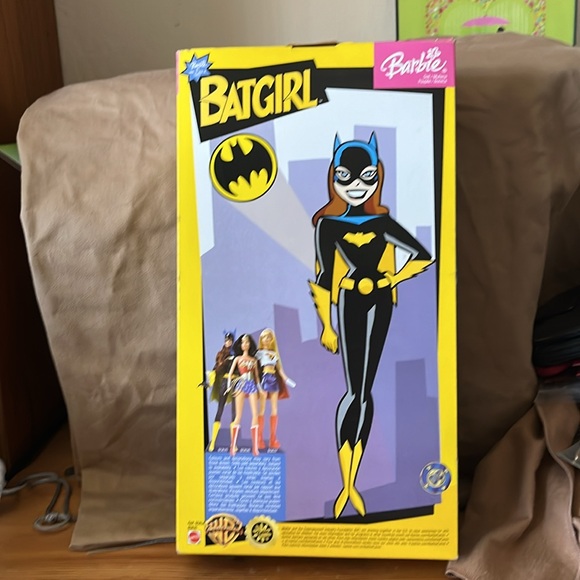 NRFB Batgirl Barbie from Batman animated series - Picture 4 of 4
